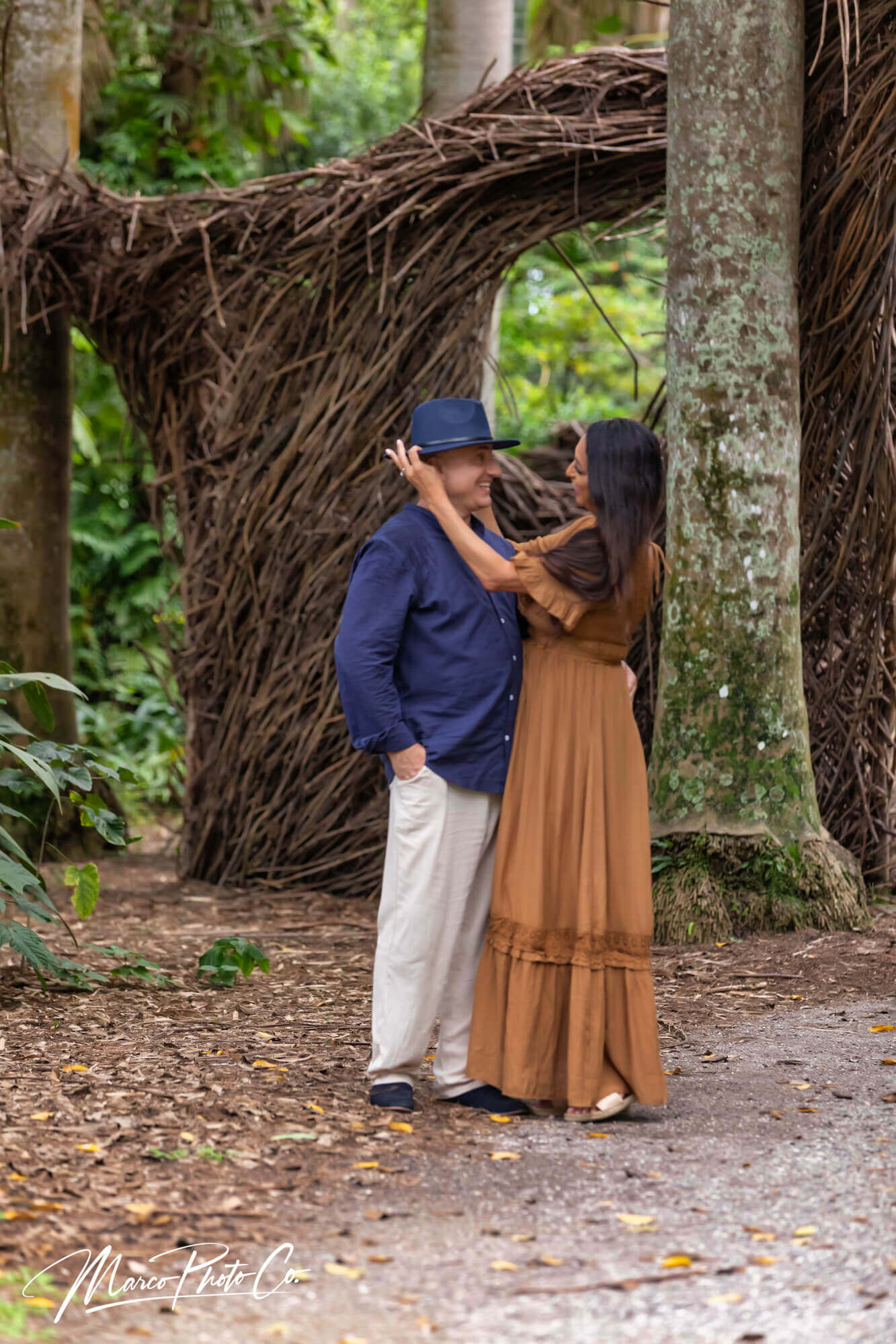 engagement photos at Mckee botanical gardens